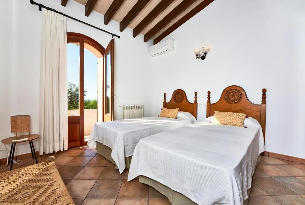 Quiet Villa in Buger with amazing pool, paddle court and nice garden