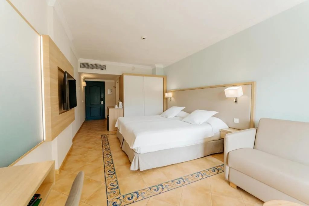 Habitación Doble con balcón (3 adultos) — R2 Buganvilla Hotel & Spa