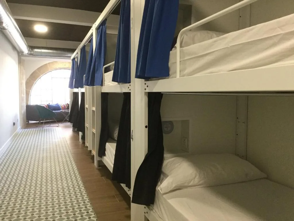 男女共用ドミトリーのシングルベッド — R4Hostel