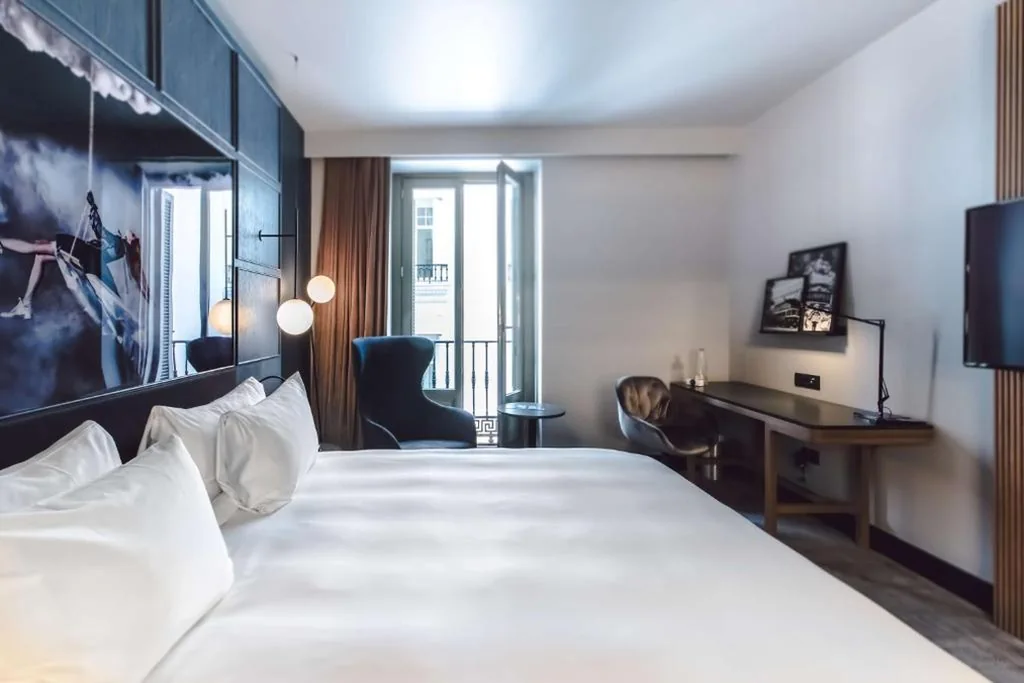 Habitación Premium con balcón y vistas a la plaza — Radisson Blu Boutique Hotel, Madrid Prado