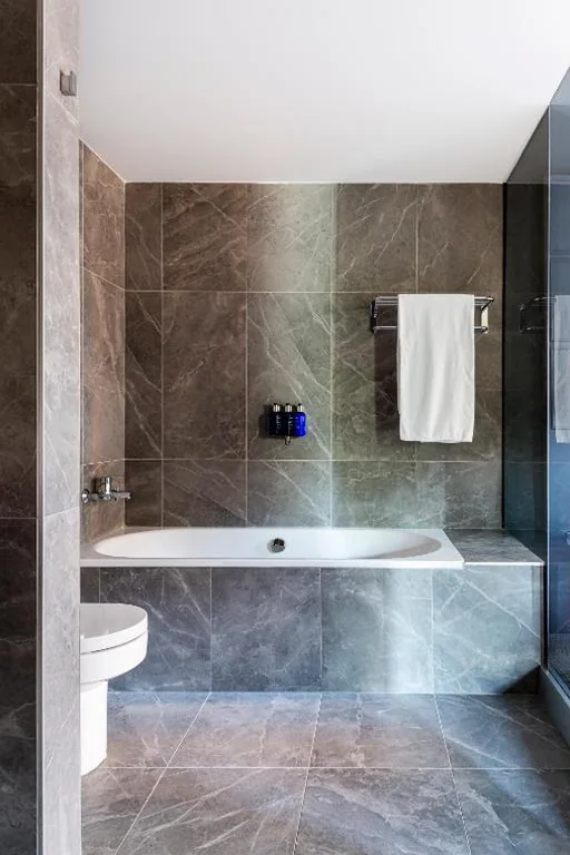 Suite con balcón y vistas a la plaza — Radisson Blu Boutique Hotel, Madrid Prado