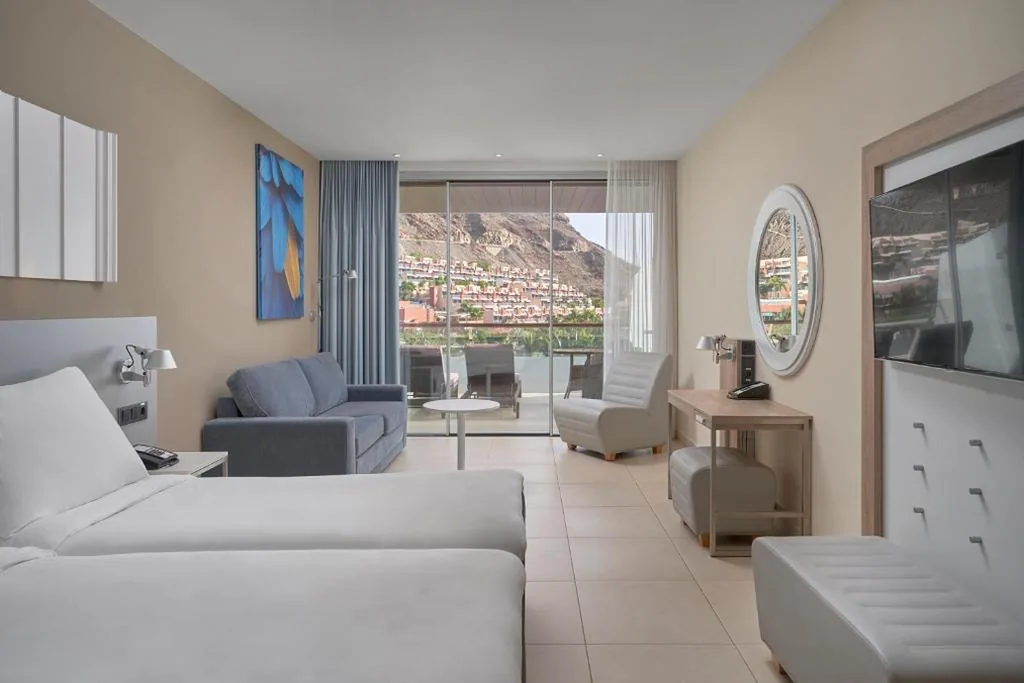 Camera Premium con balcone e vista sulla piscina — Radisson Blu Resort & Spa, Gran Canaria Mogan