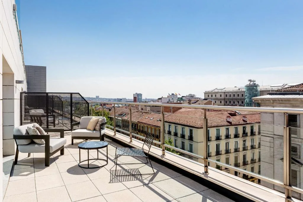 Habitación Superior con terraza — Radisson RED Madrid