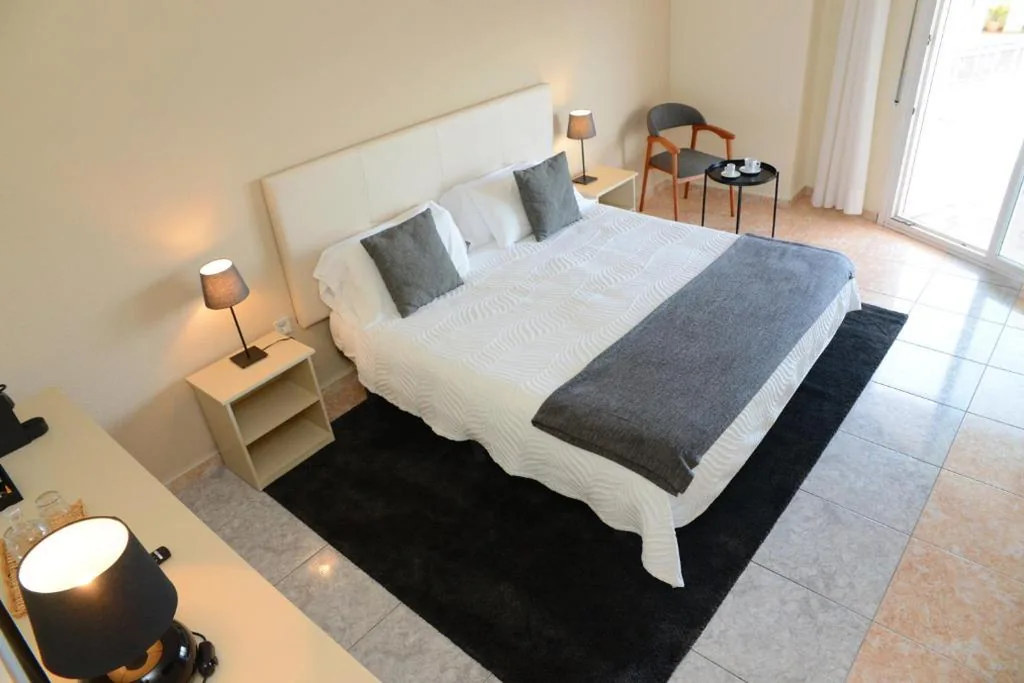 Kamer met groot tweepersoonsbed en uitzicht op zee — Rallye Hotel