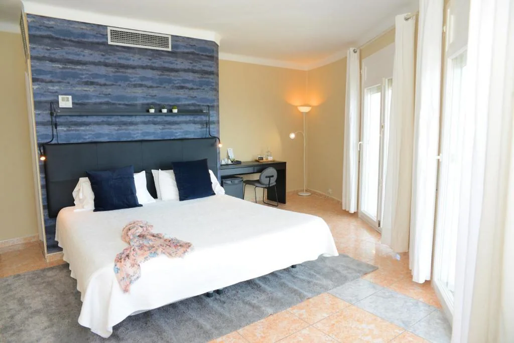 Superior kamer - 1 groot tweepersoonsbed — Rallye Hotel