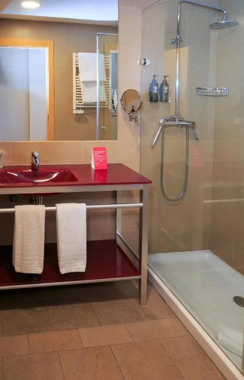 Habitación con 2 camas individuales y 1 cama plegable - No fumadores — Ramada by Wyndham Madrid Getafe
