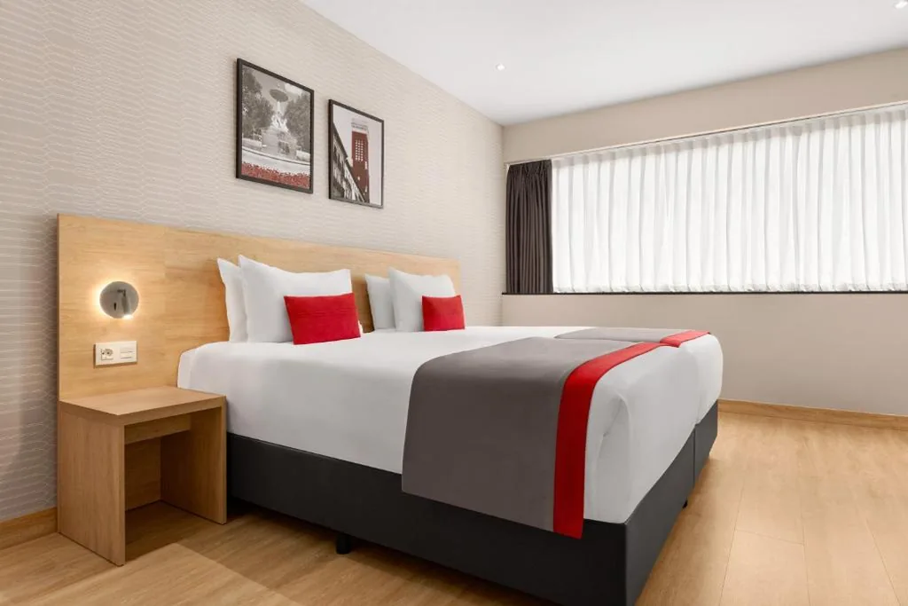 Barrierefreies Doppelzimmer für Gäste mit eingeschränkter Mobilität – Nichtraucher – 2 Betten — Ramada by Wyndham Madrid Tres Cantos