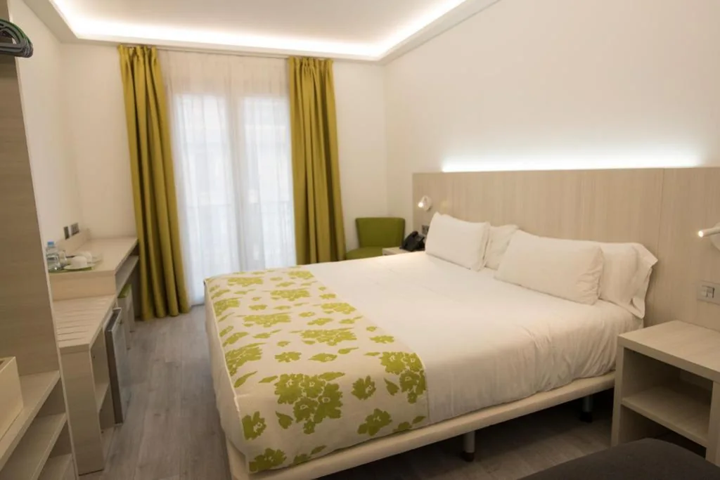 Habitación Doble Superior con balcón y vistas a la ciudad - 1 cama extragrande o 2 individuales — Rambla Alicante