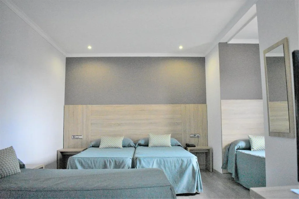 Habitación con 1 cama doble o 2 individuales con 2 camas adicionales — Ramblas Hotel