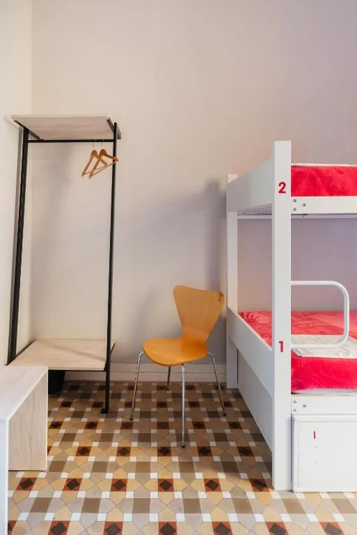 Posto letto in camera condivisa femminile con 4 letti — Red Nest Hostel