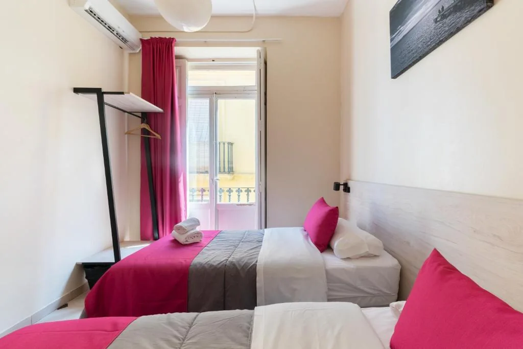 Camera Standard con bagno in comune - 2 letti — Red Nest Hostel