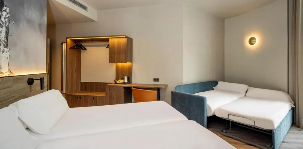 Chambre quadruple avec vue sur la ville — Regente Hotel