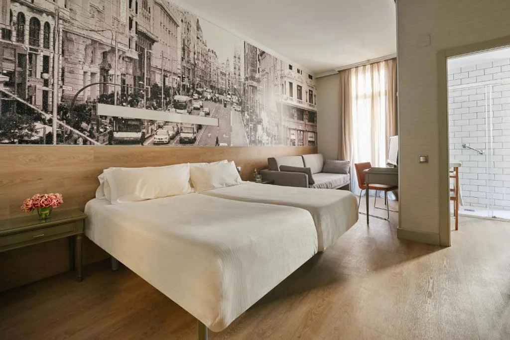 Chambre double avec lit d’appoint — Regente Hotel