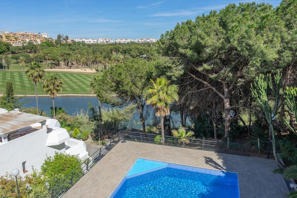 Relaxing Family Retreat with Stunning Golf Views