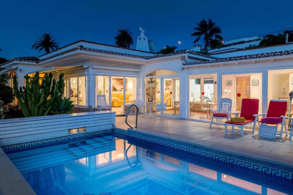 Villa mit Privatpool — Relaxing villa Heated pool Luxurious views Massage