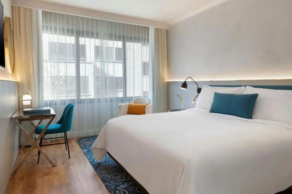 Urban Essentialルーム・キングベッド — Renaissance Barcelona Hotel