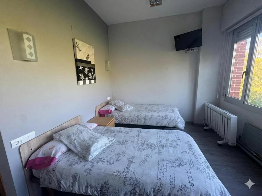 Habitación Doble Superior - 2 camas — Residencia Albergue Jaca