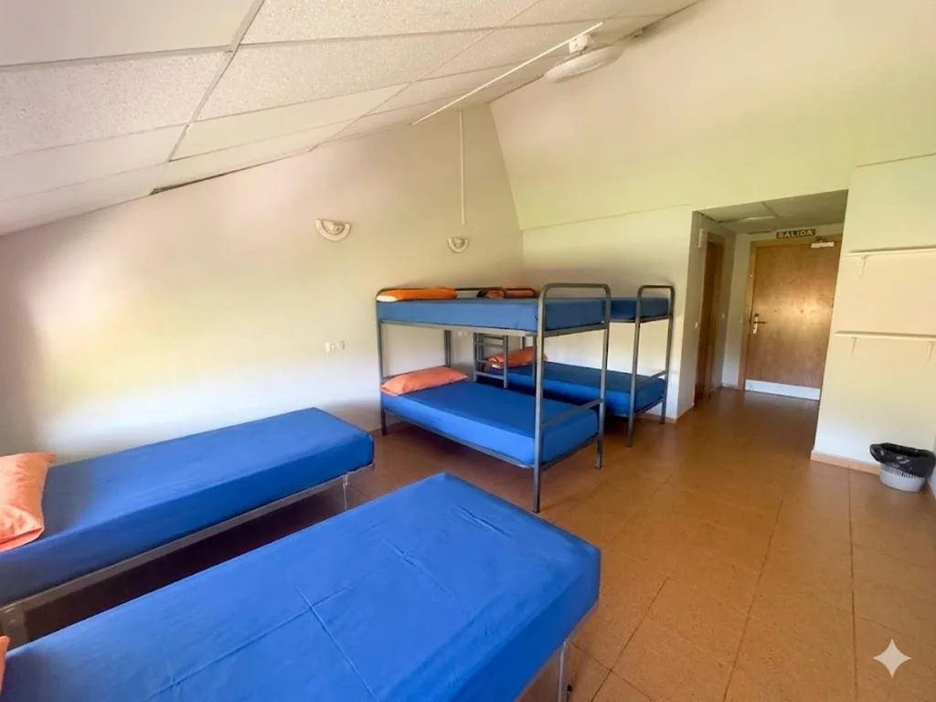 Habitación Familiar (6 adultos) — Residencia Albergue Jaca
