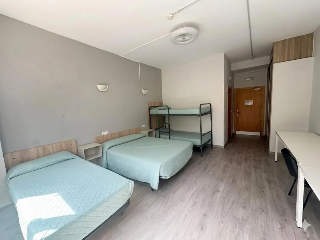 Habitación Familiar Estándar — Residencia Albergue Jaca