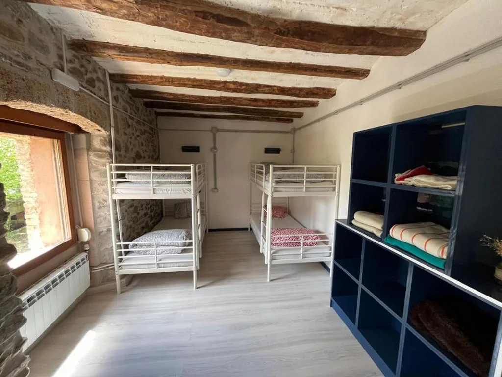 Cama individual en dormitorio compartido de 10 camas — REST LIFE EL SALTO