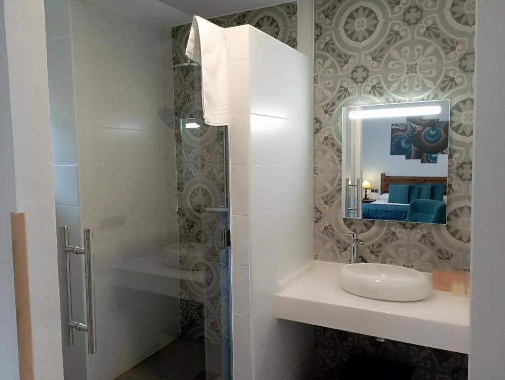 Habitación Doble Deluxe con ducha — Restaurante & Hotel Rural El Mirador de Trevejo,ideal para parejas