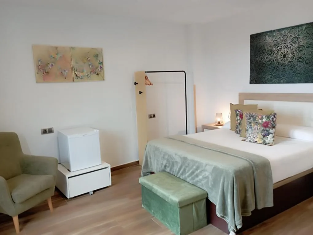 Habitación Doble Deluxe con vistas al castillo — Restaurante & Hotel Rural El Mirador de Trevejo,ideal para parejas