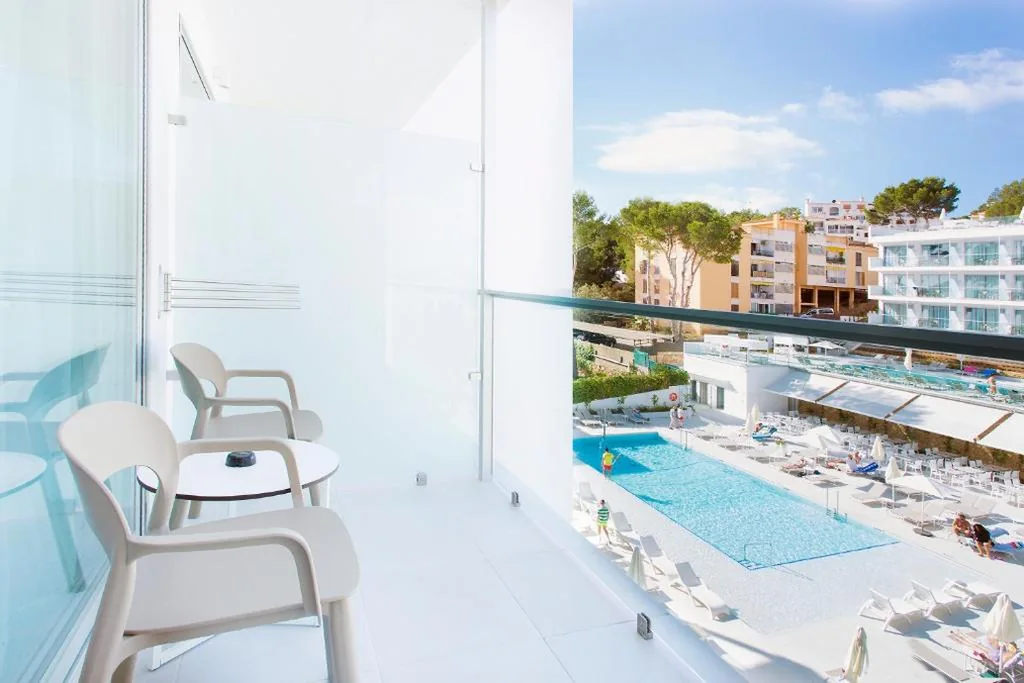 Camera Comfort con vista sulla piscina — Reverence Life Hotel - Adults Only