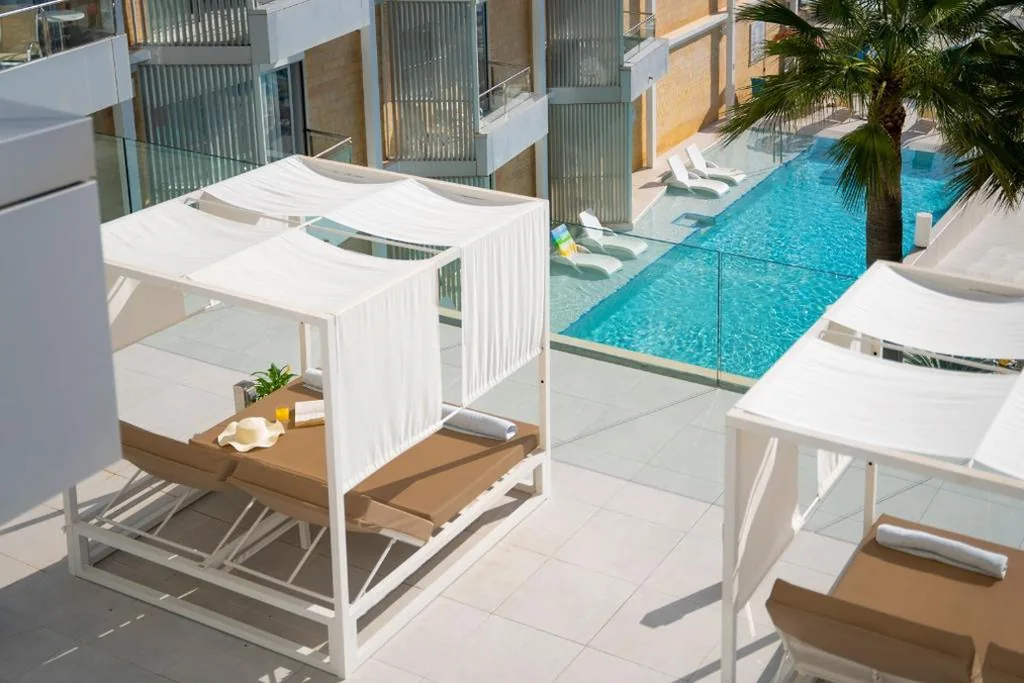 Quarto com cama extragrande balinesa e terraço privado — Reverence Mare Hotel - Adults Only