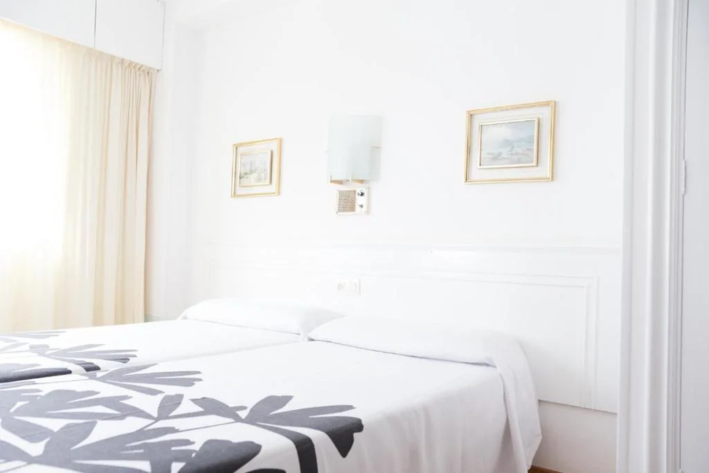 Habitación Doble con baño privado - 1 o 2 camas — Rey Fernando