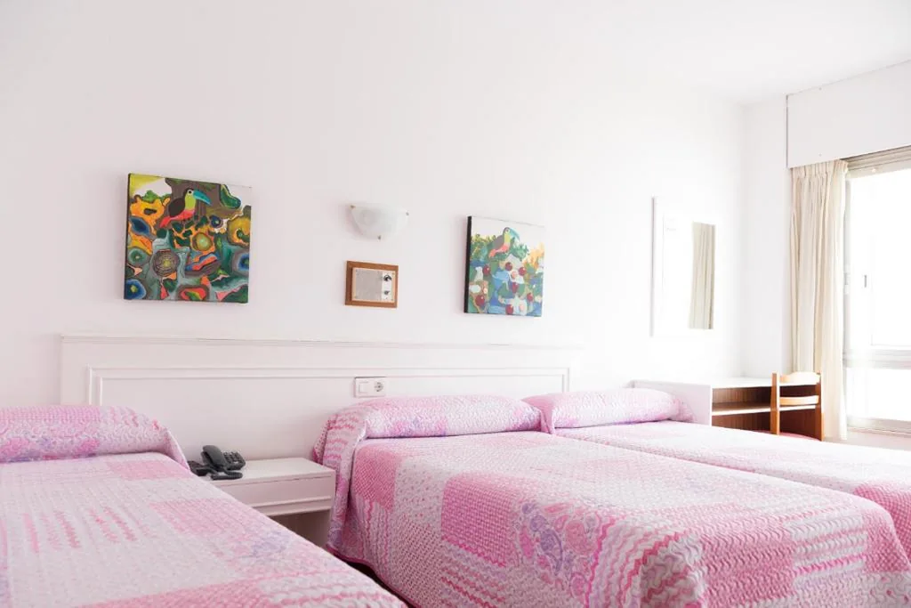 Habitación doble con baño privado - 2 camas y cama supletoria — Rey Fernando