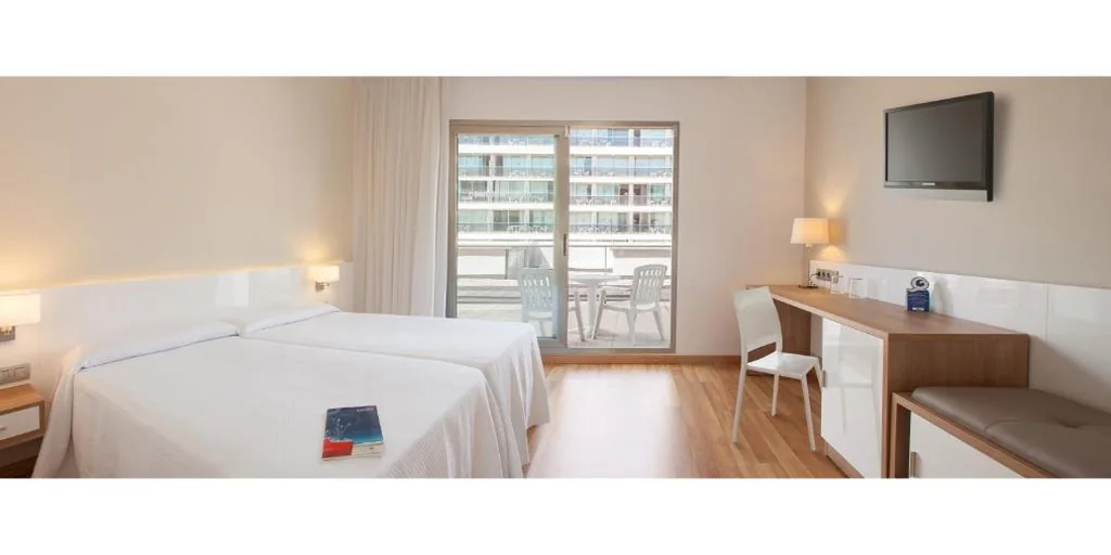 Doppelzimmer mit Terrasse (2 Erwachsene + 1 Kind) – 2 Betten — RH Bayren Hotel & Spa 4* Sup