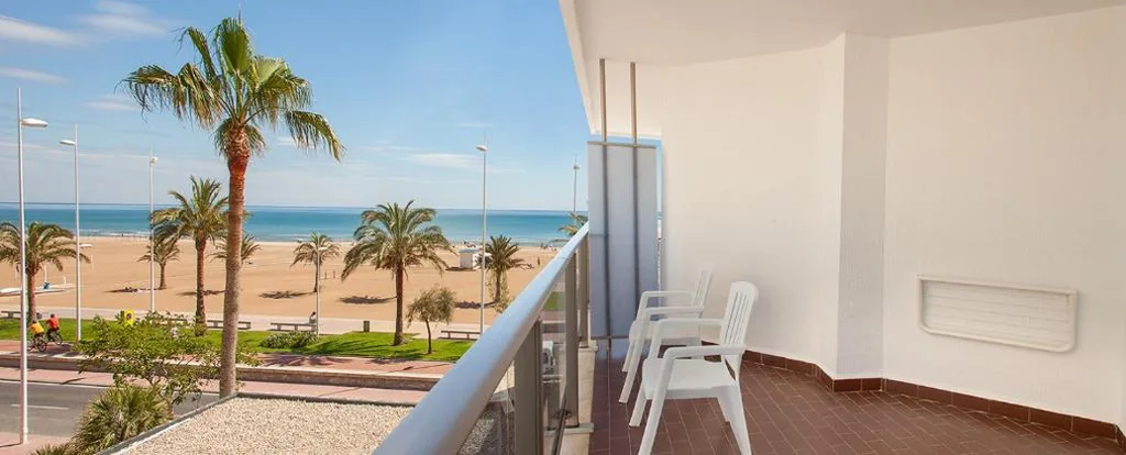 Doppelzimmer mit Terrasse und seitlichem Meerblick (2 Erwachsene + 2 Kinder) – 2 Betten — RH Bayren Hotel & Spa 4* Sup