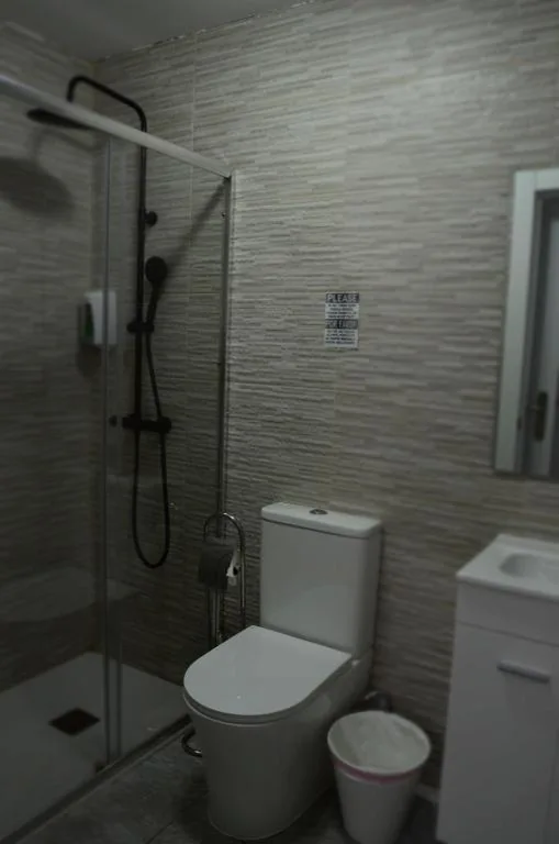 Habitación Triple con baño privado — RI HOSTELs