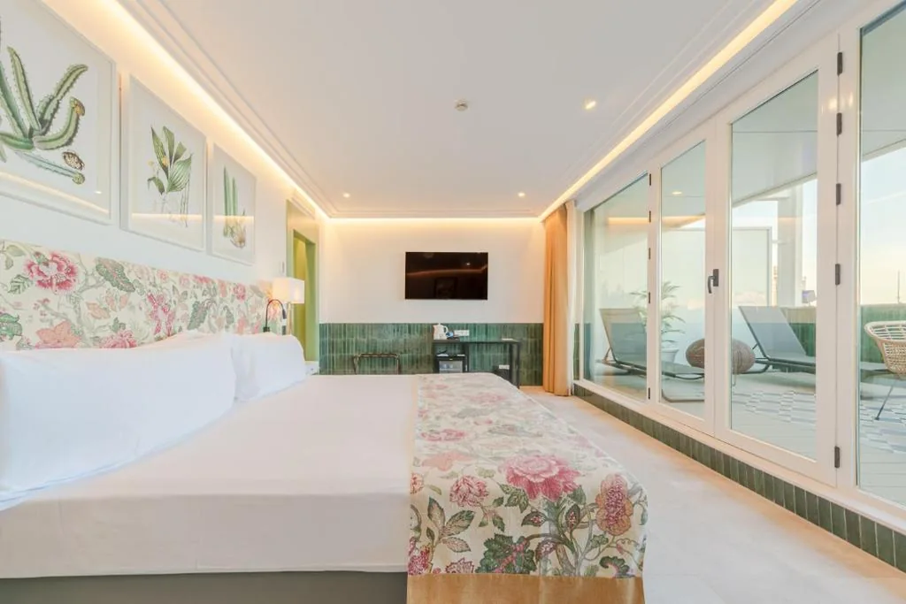 带露台和街景的高级客房 — Ribera de Triana Hotel
