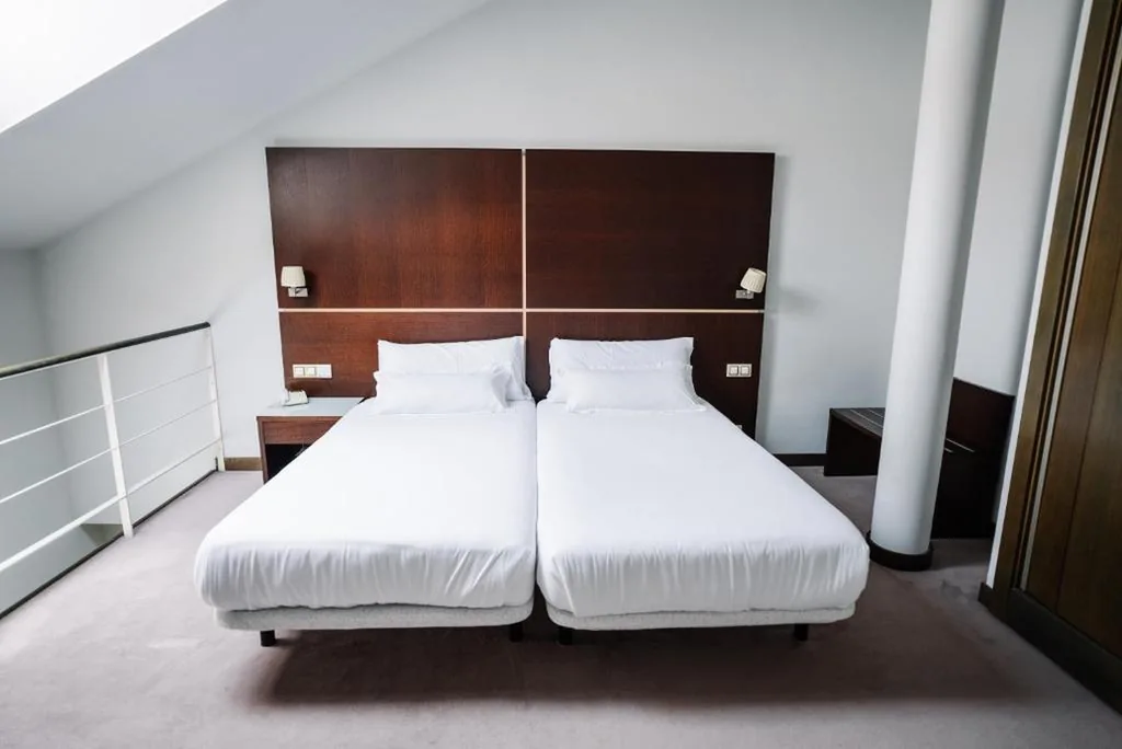 Maisonette-Doppelzimmer mit Wohnzimmer und 2 Einzelbetten — RICE Palacio de los Blasones