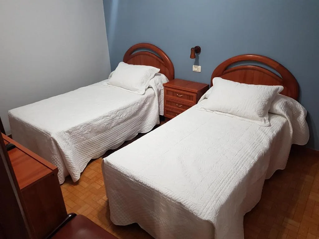 Doppelzimmer mit Bad – 2 Betten — Rincón Do Demo