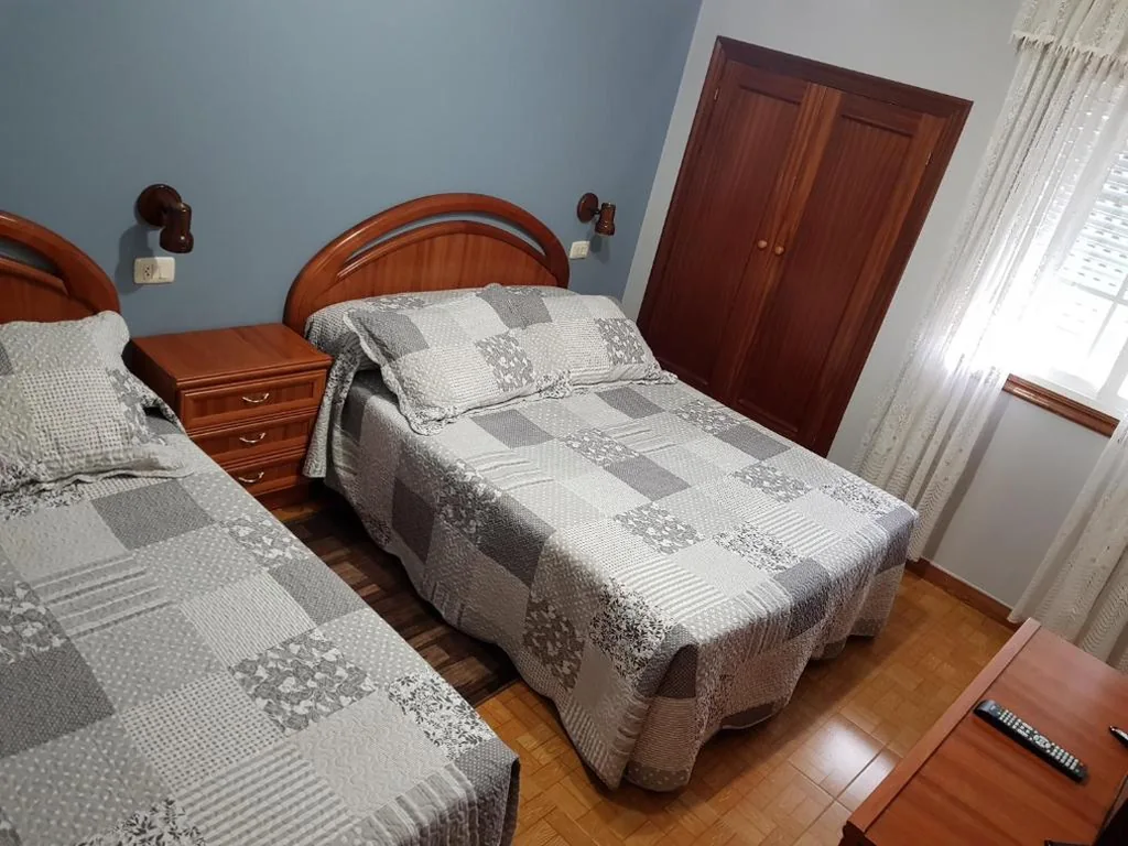 Dreibettzimmer mit eigenem Bad — Rincón Do Demo