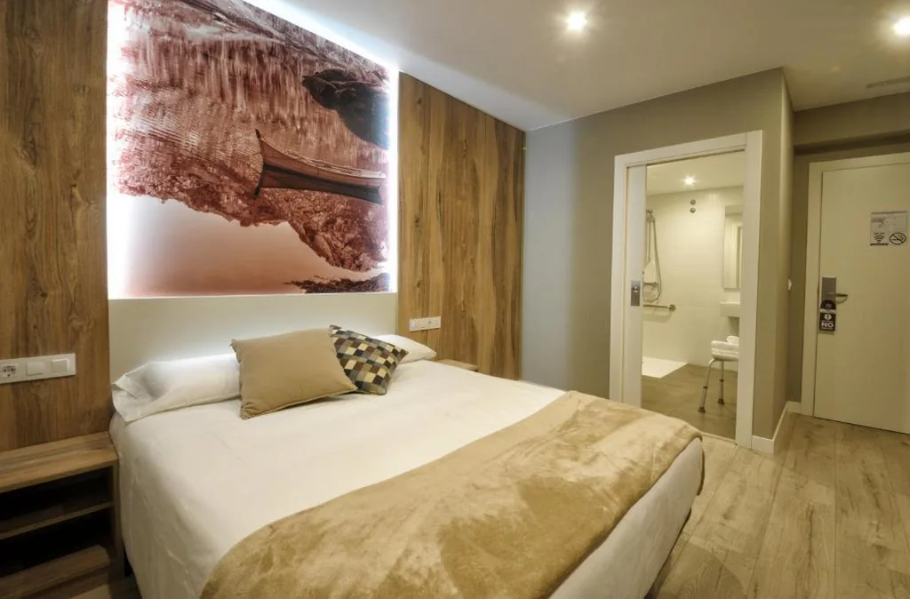 King Room with Roll-in Shower - Disability Access — Rio Sil Carballo