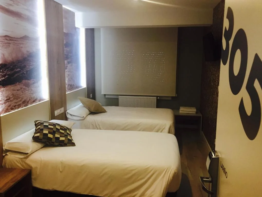 Twin Room with Private Bathroom — Rio Sil Carballo