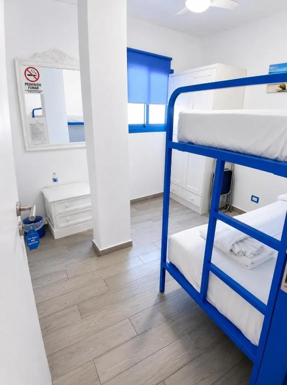 Quarto com beliche e janela virada para a rua — Riva Eco Guest House