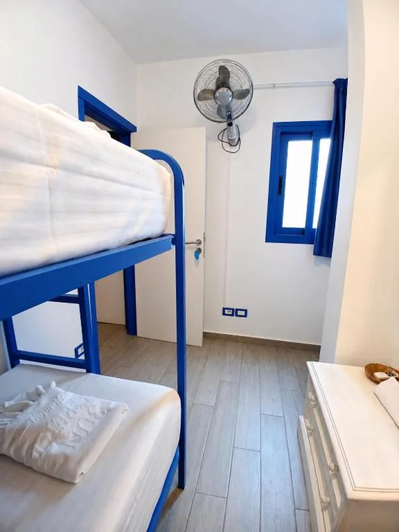 Quarto Duplo com beliche e janela virada para o pátio — Riva Eco Guest House