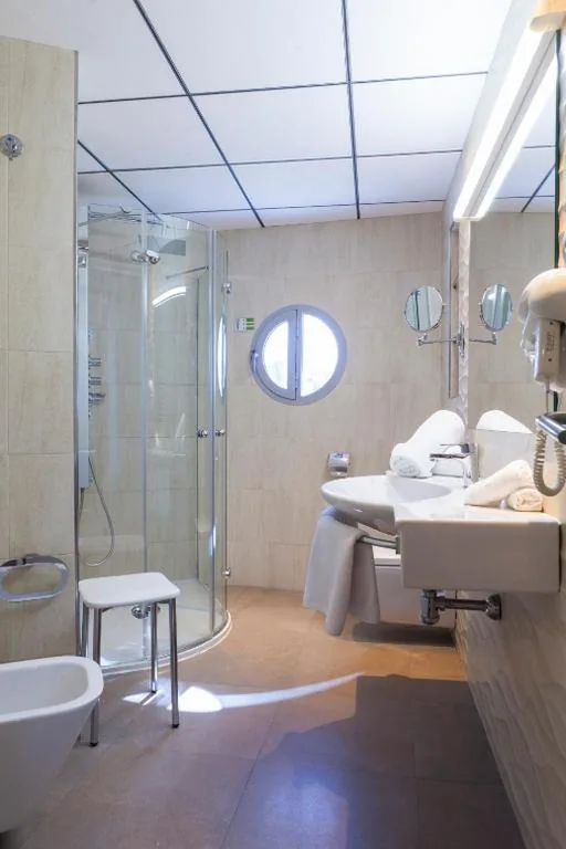 Chambre avec très grand lit double — Riviera Beachotel - Adults Recommended