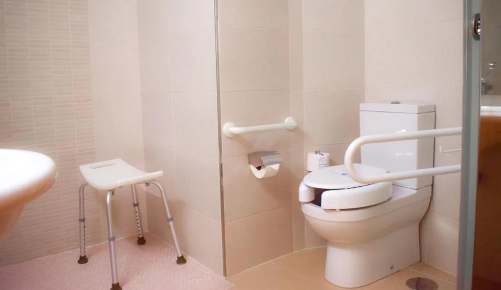 Chambre double adaptée aux personnes à mobilité réduite - 2 lits — Riviera Beachotel - Adults Recommended