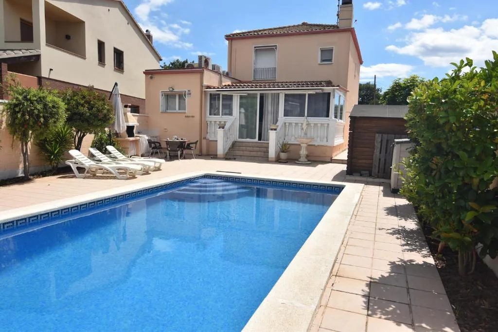 Villa — RNET - Collsacabra Villa con piscina privada