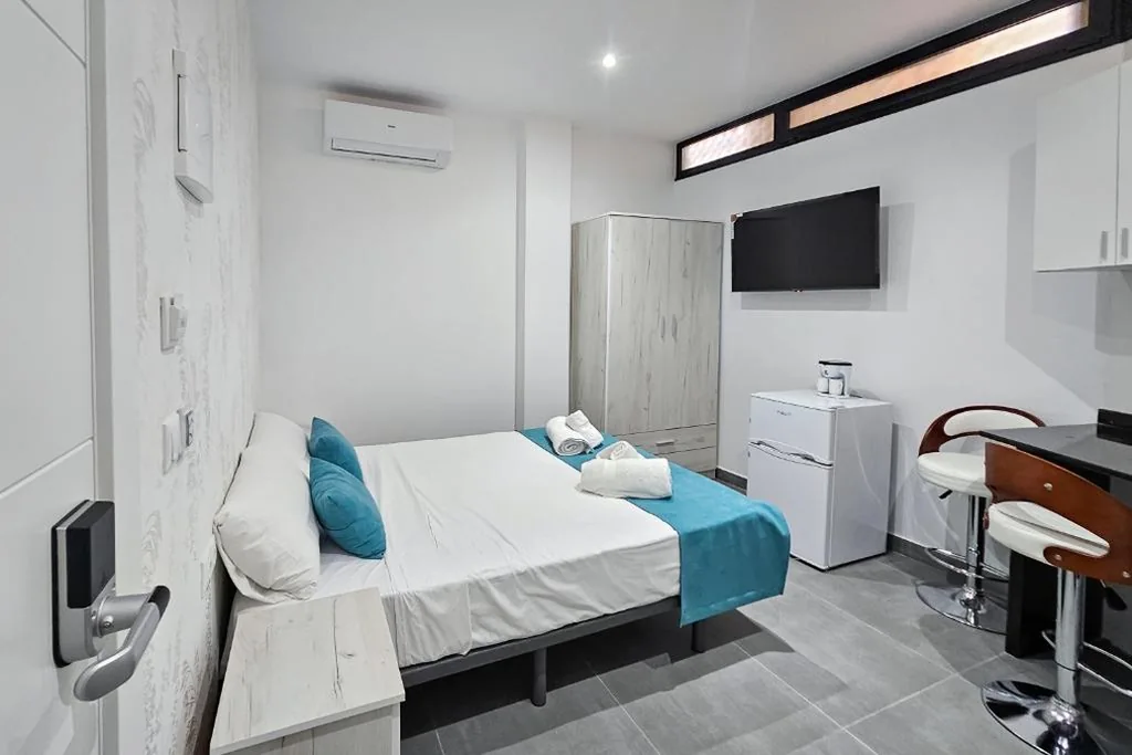 Habitación Doble con baño privado — Ro's Lil Suites San Juan Alicante