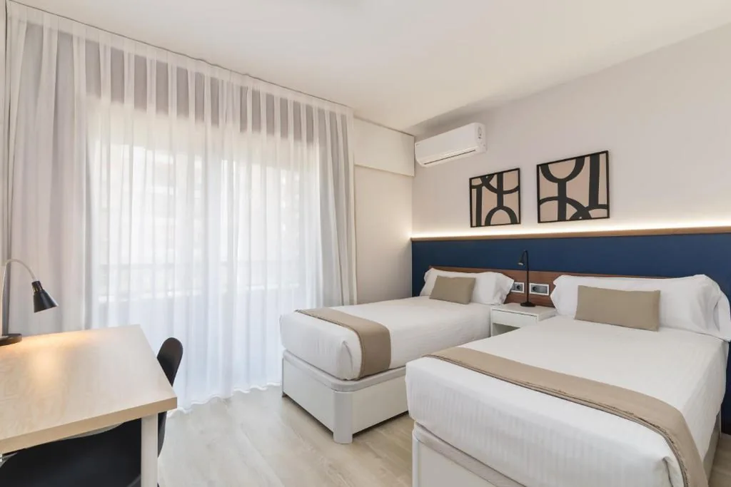 Habitación Doble con balcón — Roisa Hostal Boutique