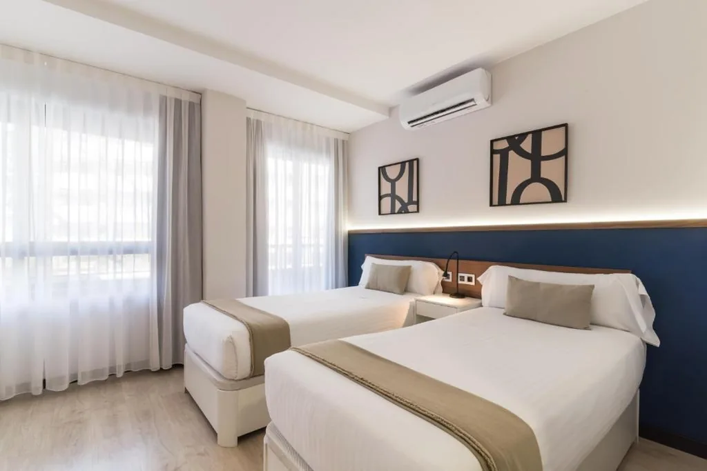 Habitación Doble Deluxe con balcón - 1 o 2 camas — Roisa Hostal Boutique
