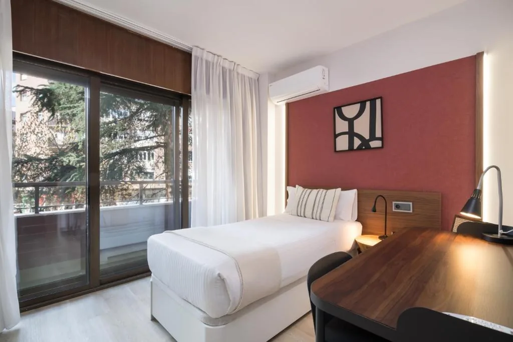 Habitación Individual con balcón — Roisa Hostal Boutique