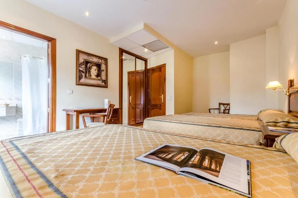 Triple Room — Roma Aurea