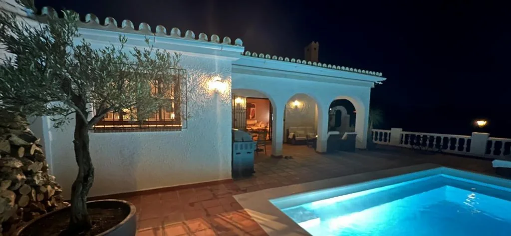 Villa de 3 dormitorios — Romantic white Villa -heated pool